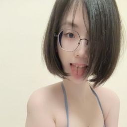 lynnbae : 身穿比基尼👙 露臉 + 美美的腋下