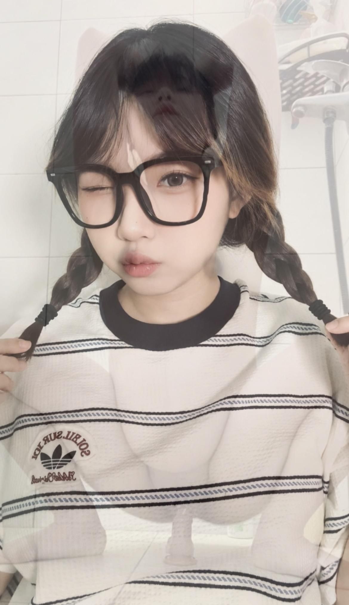  : 孕婦終究還是抵不過性慾 趁大家在睡覺跑到廁所自己偷偷來🙈高潮還得忍住不叫🥺
