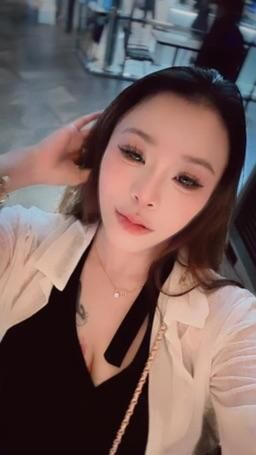 mochi_chi : Babe❤️🧡💛💚🩵💙💜🩶🤍