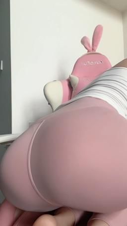 aurora688 : 这样穿瑜伽裤自屁股，你想不想摸摸Babe👿👿👿👿