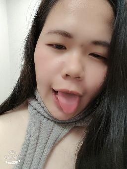  : 直播被挑逗到椅子濕一片💦💦
想要你的棒棒了！ 👅👅