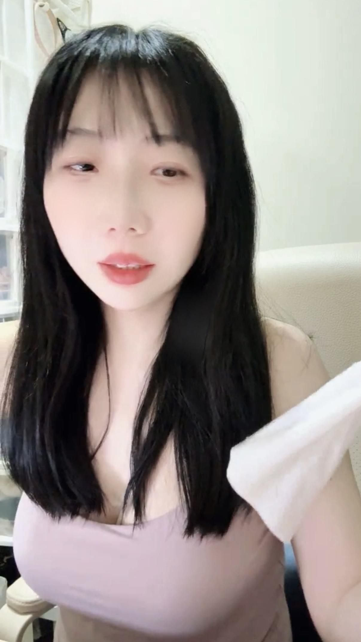 bershuka : 捕捉到最自然可愛的一瞬間！揉眼睛到大笑太有感染力了🥺💕 #自然美 #可愛日常 #精華